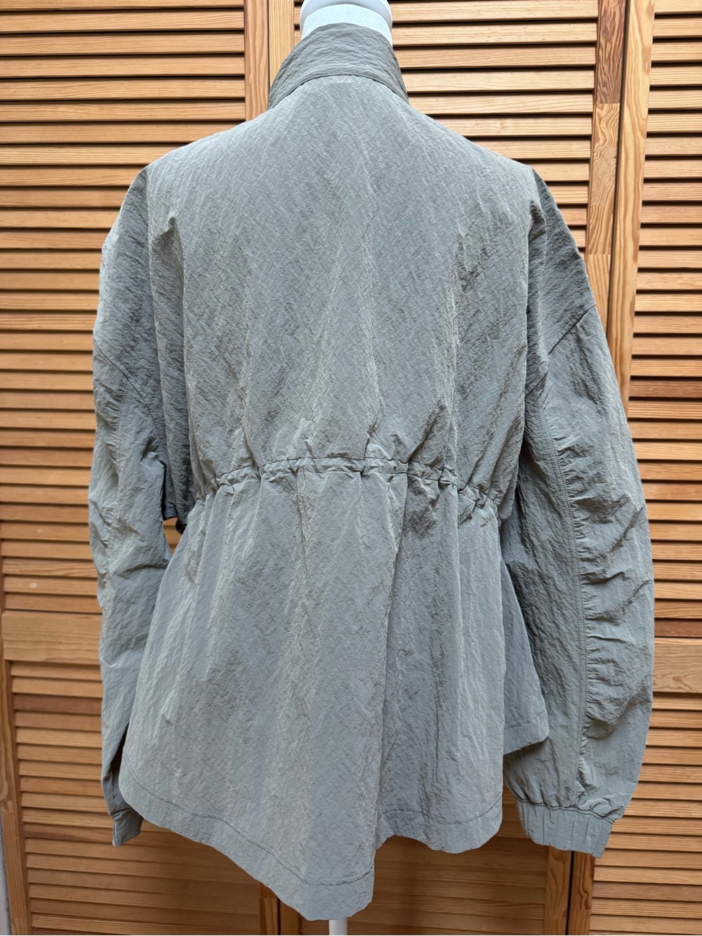 NWT Lululemon Crinkle Nylon Cinchable Jacket Warm Ash Grey Size L - Picture 4 of 9